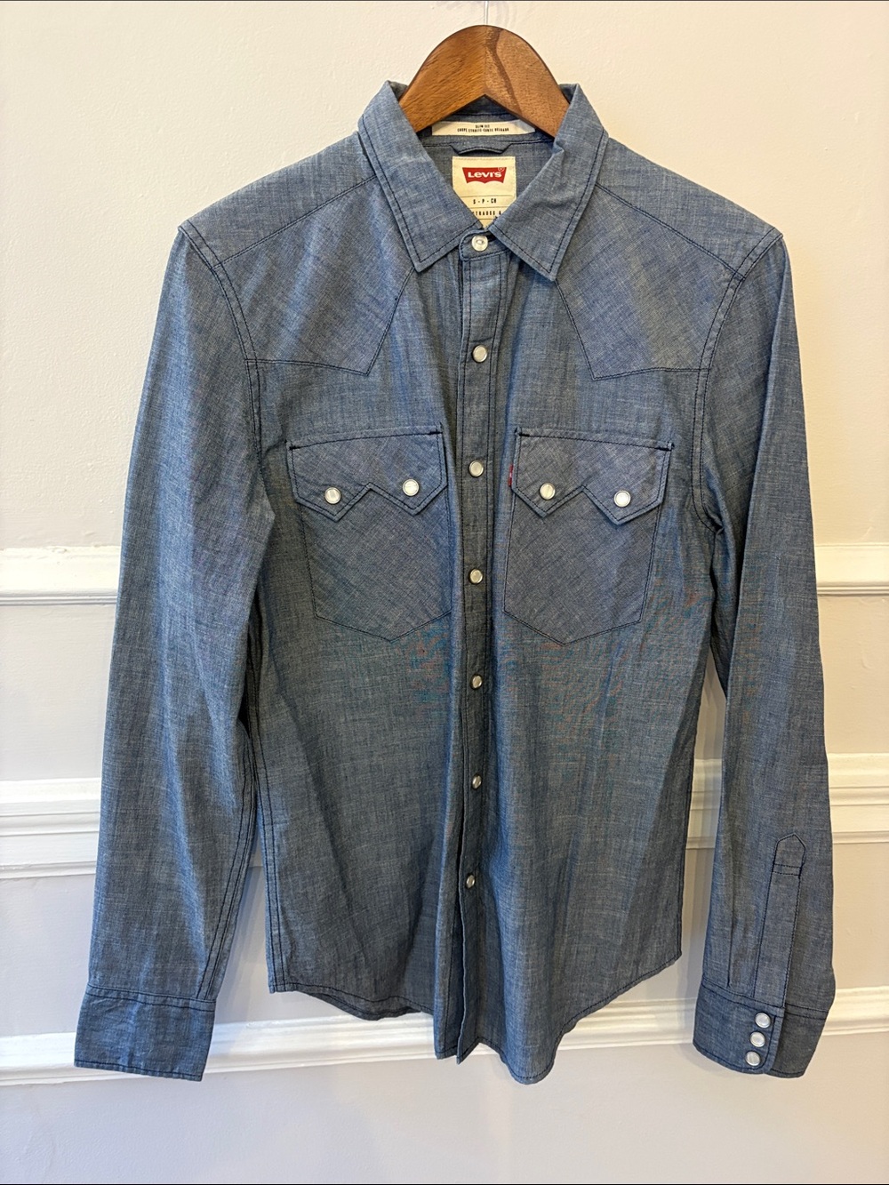 Levi's Men's Denim-Style Chambray Button-Front Shirt in Blue